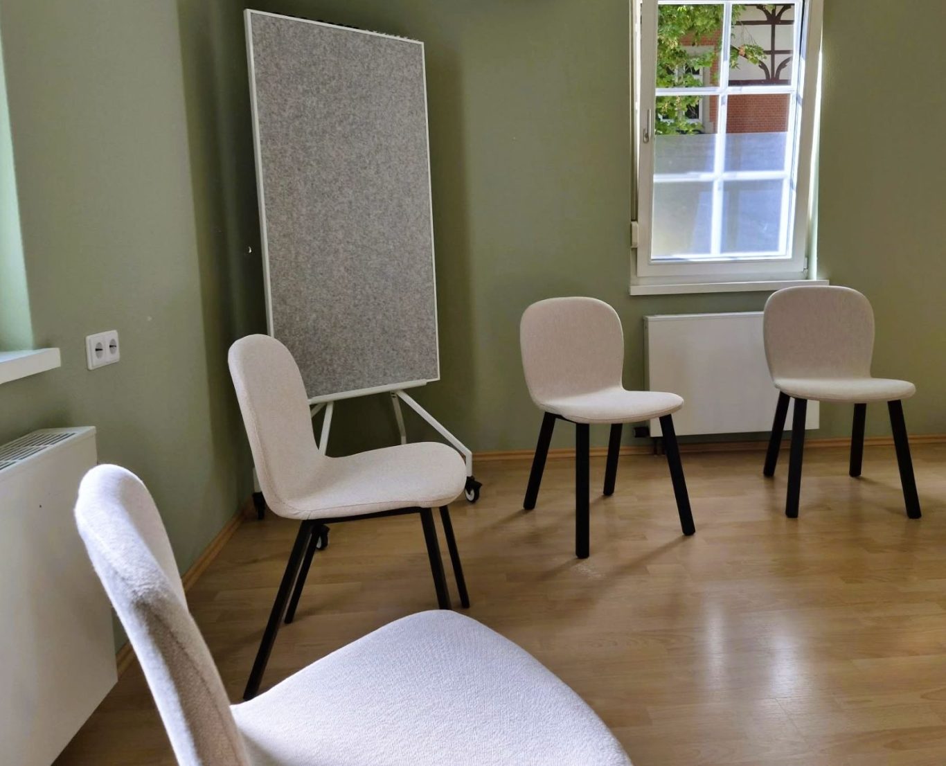 Gruppentherapieraum Raum für Gruppentherapie in Kirchheim unter Teck mit Stühlen und Pinnwand.