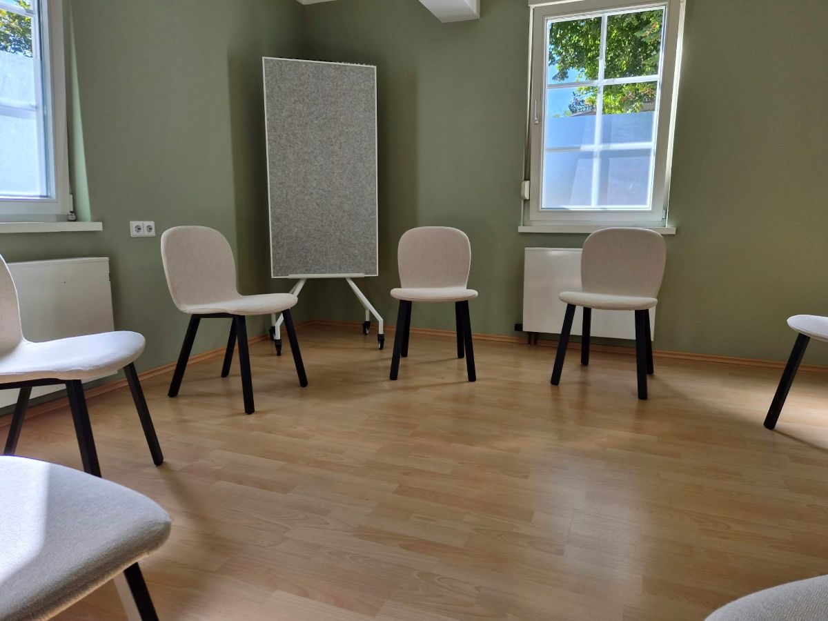 Sitzkreis mit Stühlen und Pinnwand im hellen Praxisraum für Gruppentherapie in Kirchheim unter Teck.
